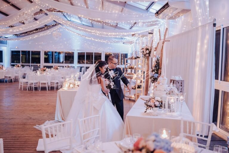 Photo d'un mariage à La Réunion – Chaises chiavari blanches, Tentures pour plafond, Guirlandes lumineuses