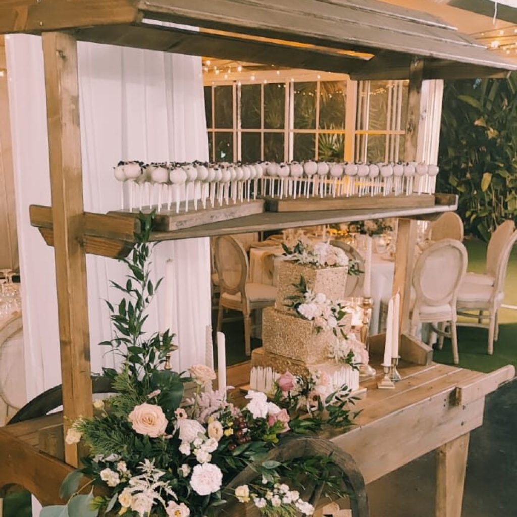 Photo d'un mariage à La Réunion – Charrette du studio, Chaises médaillon bois cérusés