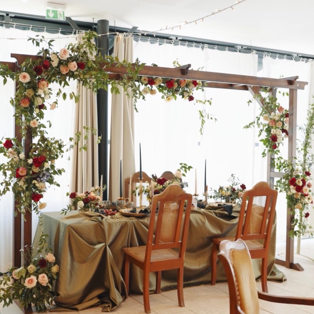 Photo d'un mariage à La Réunion – Table d'honneur – Pergola bois, Décoration florale