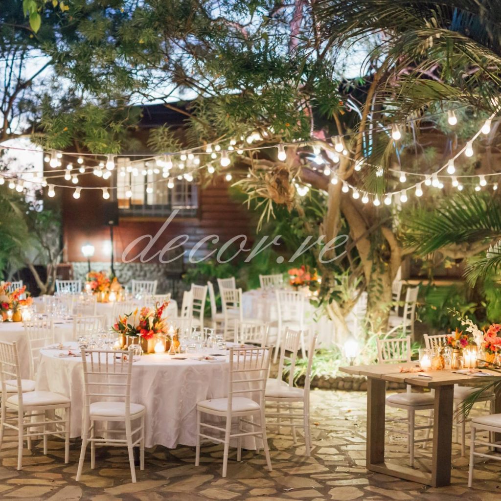 Photo d'un mariage à La Réunion – Chaises chiavari blanches, Guinguettes