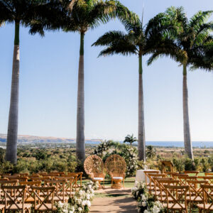 Photo d'une cérémonie laïque à La Réunion – Chaises crossback, Fauteuils Emmanuelle