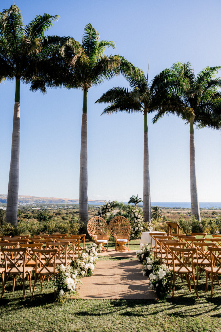 Photo d'une cérémonie laïque à La Réunion – Chaises crossback, Fauteuils Emmanuelle