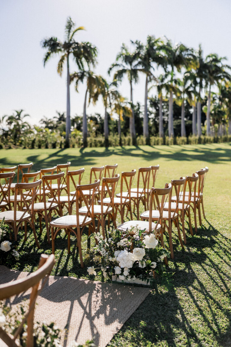 Photo d'une cérémonie laïque à La Réunion – Chaises crossback