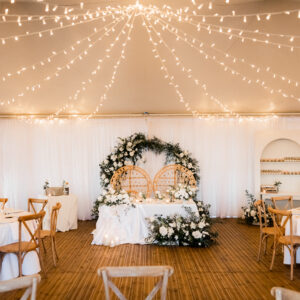 Photo d'un mariage à La Réunion – Table d'honneur – Chaises crossback, Fauteuils Emmanuelle