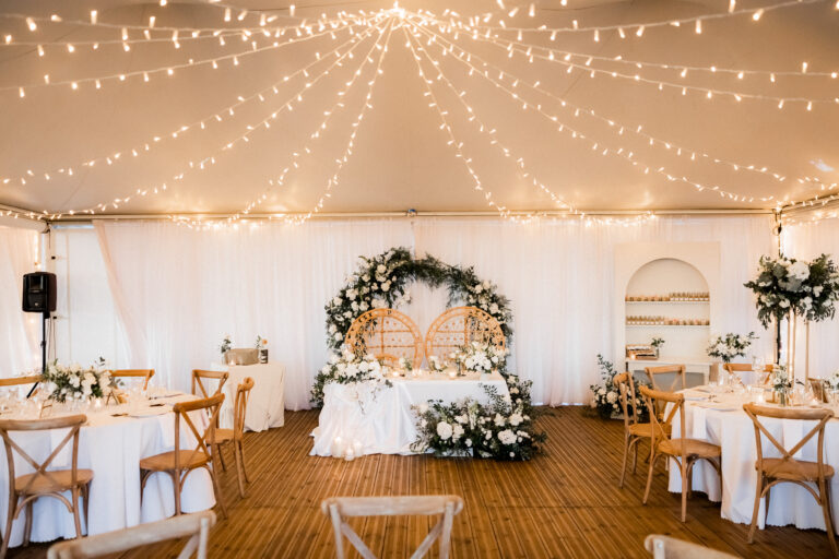 Photo d'un mariage à La Réunion – Table d'honneur – Chaises crossback, Fauteuils Emmanuelle