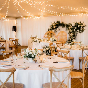 Photo d'un mariage à La Réunion – Chaises crossback, Guirlandes lumineuses, Fauteuils Emmanuelle