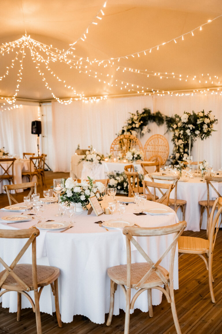 Photo d'un mariage à La Réunion – Chaises crossback, Guirlandes lumineuses, Fauteuils Emmanuelle