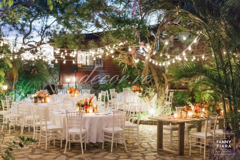 Photo d'un mariage à La Réunion – Chaises chiavari blanches, Guinguettes