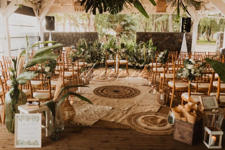 Photo d'une cérémonie laïque à La Réunion – Chaises chiavari bois cérusés
