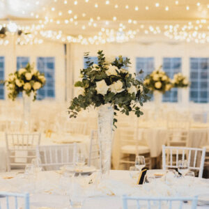 Photo d'un mariage à La Réunion – Chaises chiavari blanches, Guirlandes lumineuses