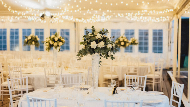 Photo d'un mariage à La Réunion – Chaises chiavari blanches, Guirlandes lumineuses