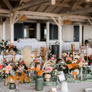 Photo d'un mariage à La Réunion – Chaises chiavari bois cérusés