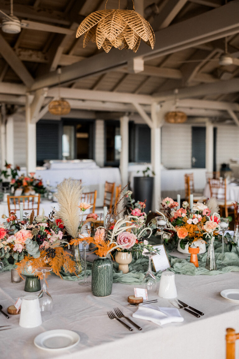 Photo d'un mariage à La Réunion – Chaises chiavari bois cérusés