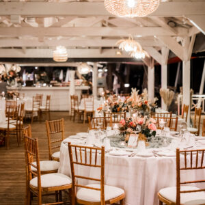 Photo d'un mariage à La Réunion – Chaises chiavari bois cérusés