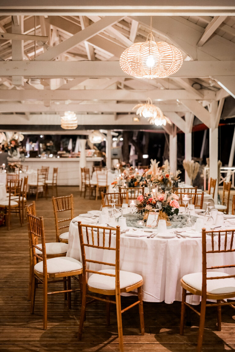 Photo d'un mariage à La Réunion – Chaises chiavari bois cérusés