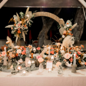 Photo d'un mariage à La Réunion – Table d'honneur – Chaises chiavari bois cérusés