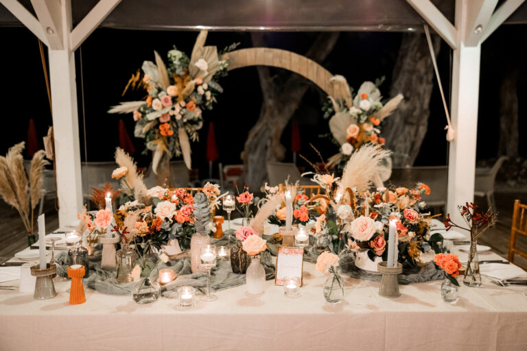 Photo d'un mariage à La Réunion – Table d'honneur – Chaises chiavari bois cérusés