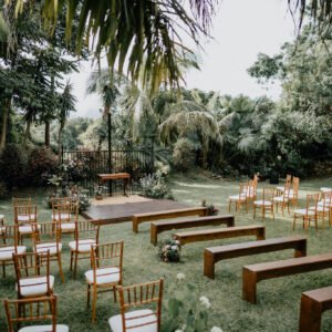Photo d'une cérémonie laïque à La Réunion – Bancs de cérémonie, Plateforme, Chaises chiavari bois cérusés
