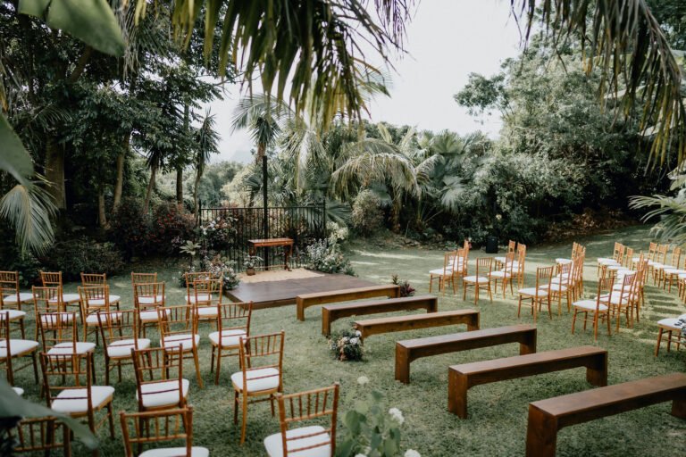 Photo d'une cérémonie laïque à La Réunion – Bancs de cérémonie, Plateforme, Chaises chiavari bois cérusés