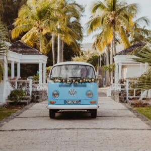 Prestataires : Combi VW by Sea, Cox & Sun, Location de site by LUX* Saint Gilles Photo d'un mariage à La Réunion – COMBI VW