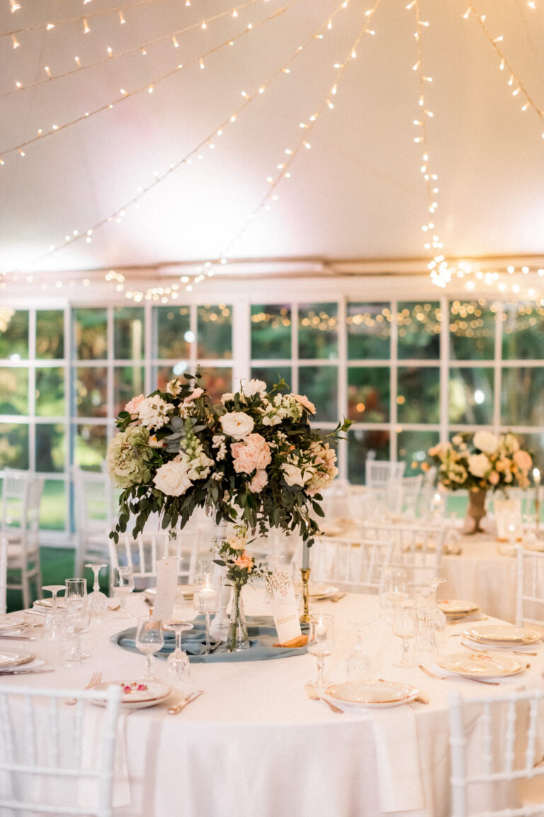 Photo d'un mariage à La Réunion – Centre de table – Guirlandes lumineuses