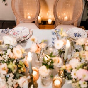 Photo d'un mariage à La Réunion – Décoration florale, Chaises médaillon bois cérusés