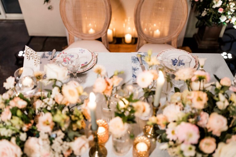 Photo d'un mariage à La Réunion – Décoration florale, Chaises médaillon bois cérusés