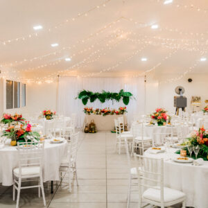 Photo d'un mariage à La Réunion – Chaises chiavari blanches, Guirlandes lumineuses