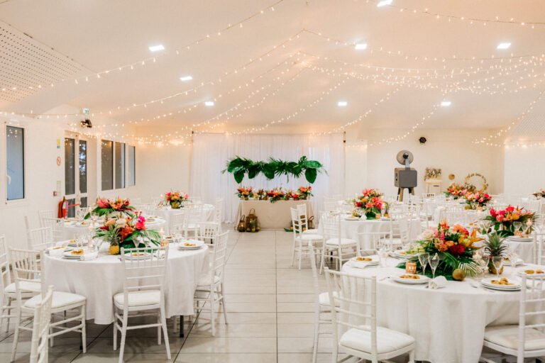 Photo d'un mariage à La Réunion – Chaises chiavari blanches, Guirlandes lumineuses