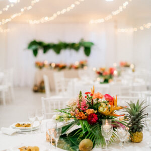 Photo d'un mariage à La Réunion – Thème tropical – Centre de table – Guirlandes lumineuses