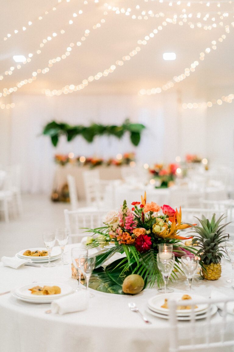 Photo d'un mariage à La Réunion – Thème tropical – Centre de table – Guirlandes lumineuses