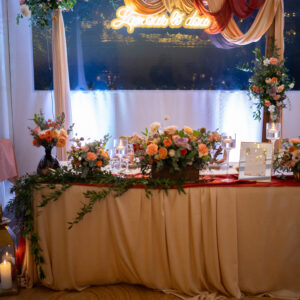 Photo d'un mariage à La Réunion – Table d'honneur – Décoration florale, Néon LAMOUR LÉ DOU