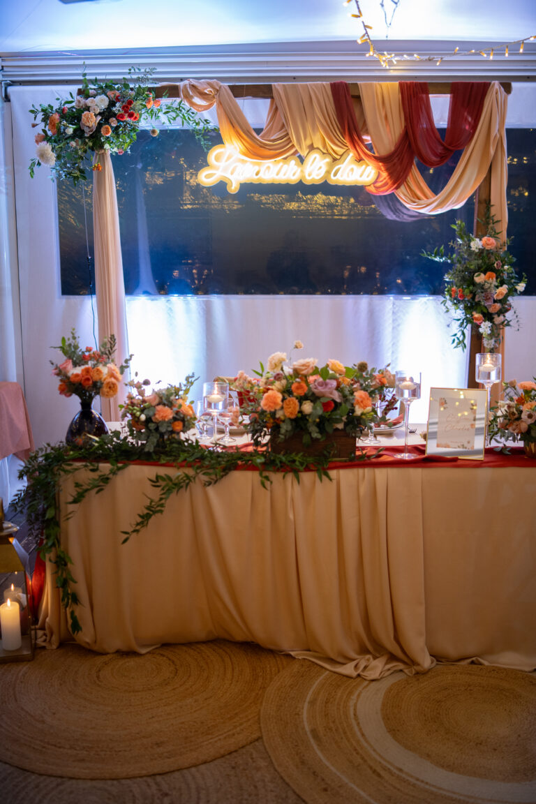 Photo d'un mariage à La Réunion – Table d'honneur – Décoration florale, Néon LAMOUR LÉ DOU