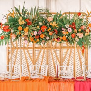 Photo d'un mariage à La Réunion – Table d'honneur – Décoration florale, Chaises chiavari blanches