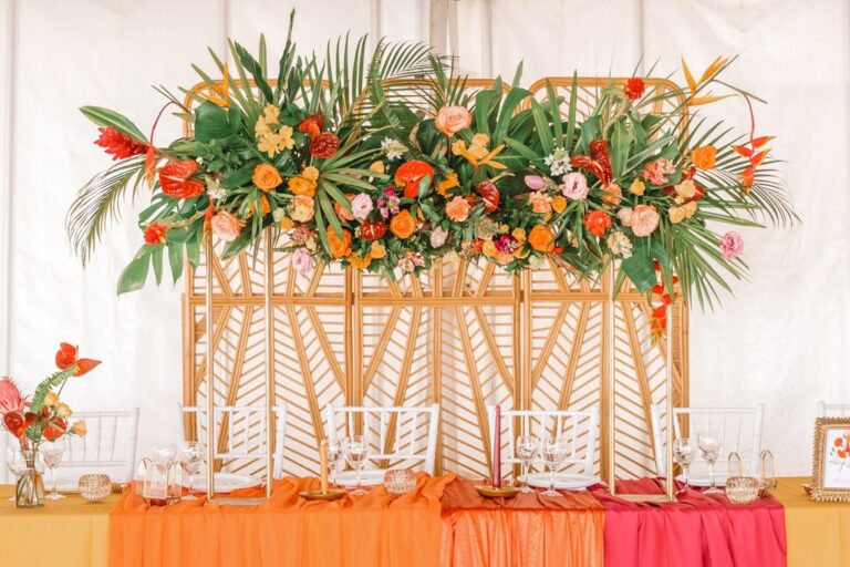 Photo d'un mariage à La Réunion – Table d'honneur – Décoration florale, Chaises chiavari blanches