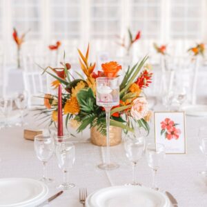 Photo d'un mariage à La Réunion – Centre de table – Décoration florale, Chaises chiavari blanches