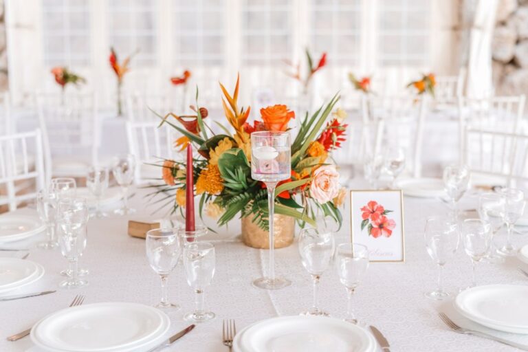 Photo d'un mariage à La Réunion – Centre de table – Décoration florale, Chaises chiavari blanches