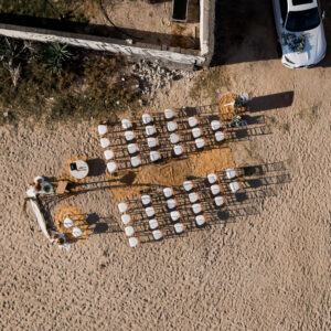Photo d'une cérémonie laïque à La Réunion – Plage – Chaises chiavari bois cérusés
