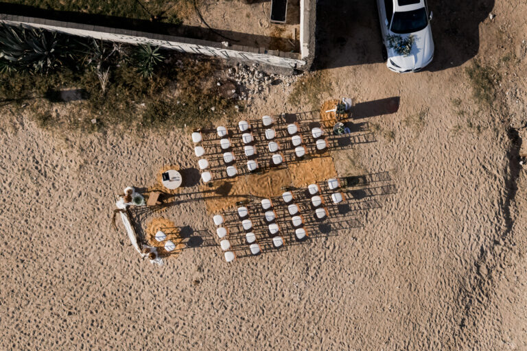 Photo d'une cérémonie laïque à La Réunion – Plage – Chaises chiavari bois cérusés