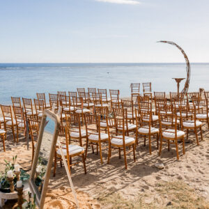 Photo d'une cérémonie laïque à La Réunion – Plage – Chaises chiavari bois cérusés