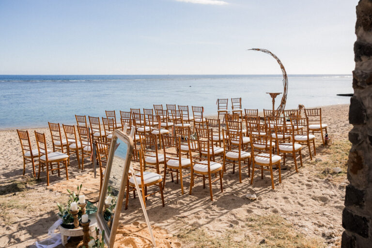 Photo d'une cérémonie laïque à La Réunion – Plage – Chaises chiavari bois cérusés