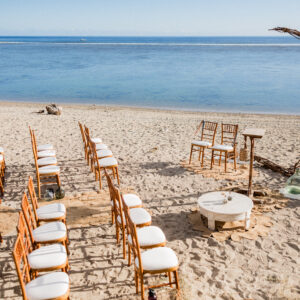 Photo d'une cérémonie laïque à La Réunion – Plage – Chaises chiavari bois cérusés