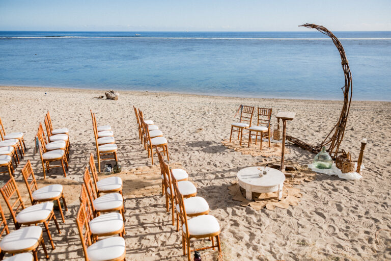 Photo d'une cérémonie laïque à La Réunion – Plage – Chaises chiavari bois cérusés