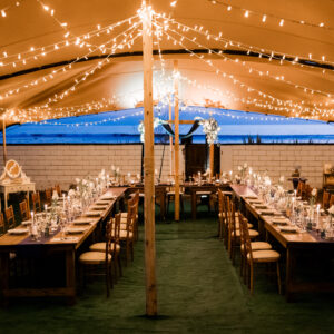 Photo d'un mariage à La Réunion – Tentes nomades, Guirlandes lumineuses, Chaises chiavari bois cérusés