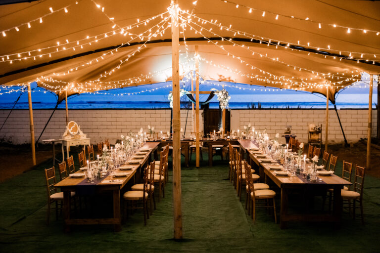 Photo d'un mariage à La Réunion – Tentes nomades, Guirlandes lumineuses, Chaises chiavari bois cérusés