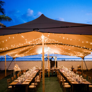 Photo d'un mariage à La Réunion – Tentes nomades, Guirlandes lumineuses, Tables bois rectangulaires