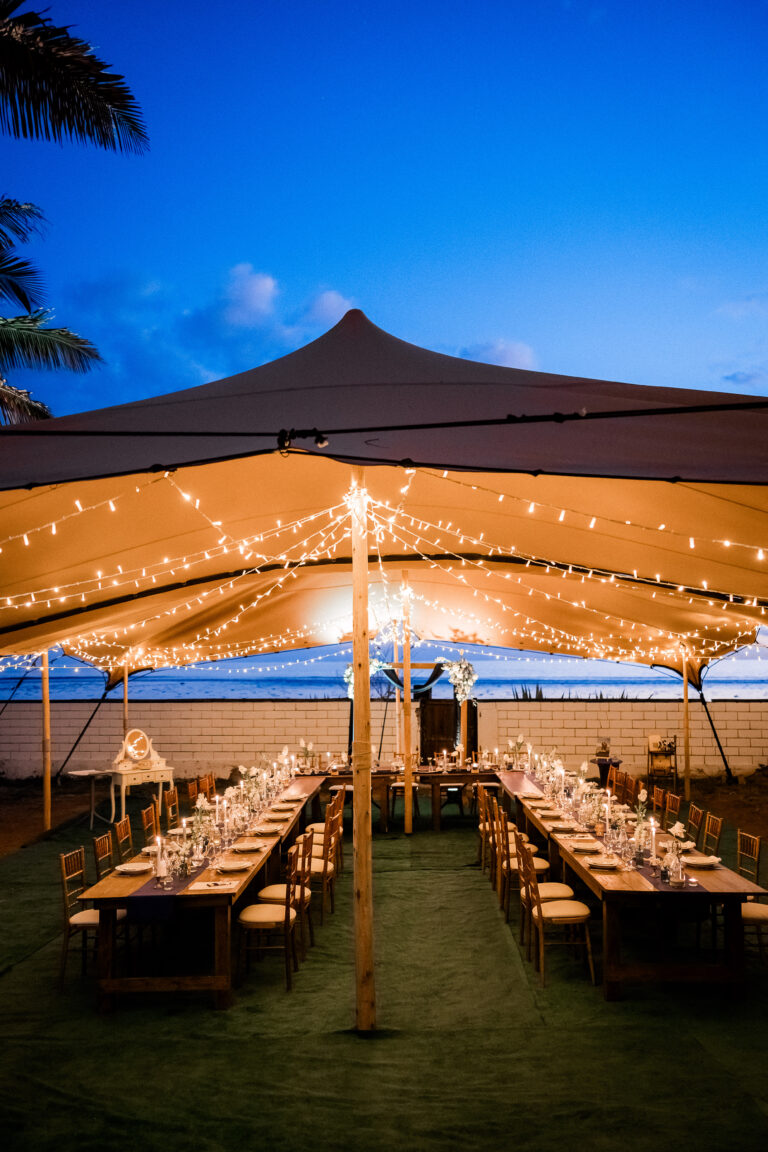 Photo d'un mariage à La Réunion – Tentes nomades, Guirlandes lumineuses, Tables bois rectangulaires